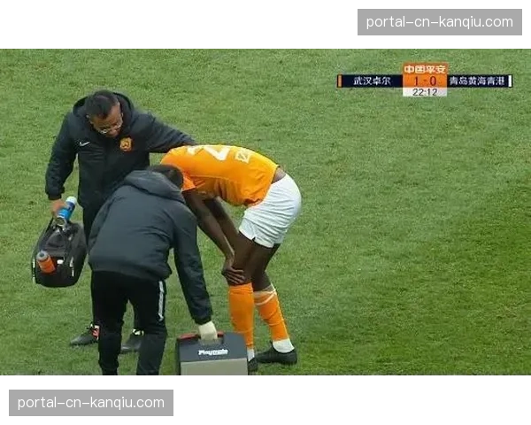 即时：贝蒂斯球员费基尔严重受伤，被担架抬离赛场