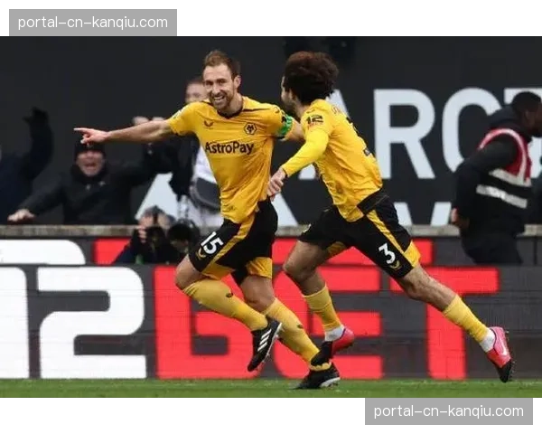 乌龙球！狼队后卫在压迫下不慎将球碰入自家大门