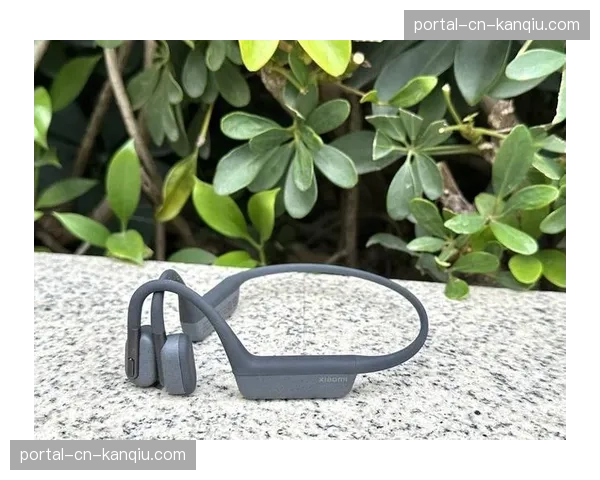 富勒姆主场克拉文农场测试静音观赛区，配备骨传导耳机提供独立解说音频