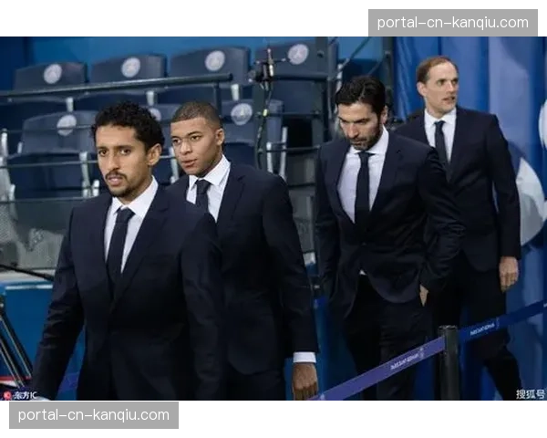 巴黎新任市长来王子公园看球，纳赛尔送他一件全队签名球衣